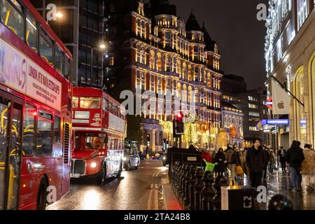 Knightsbridge l'un des quartiers les plus luxueux de Londres par une soirée humide aux heures de pointe, le West End de Londres, Angleterre, Royaume-Uni Banque D'Images