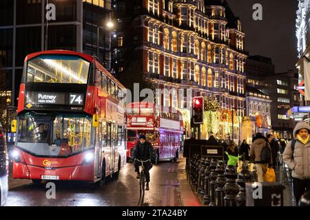 Knightsbridge l'un des quartiers les plus luxueux de Londres par une soirée humide aux heures de pointe, le West End de Londres, Angleterre, Royaume-Uni Banque D'Images