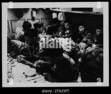 Les soldats de l'ARVN (Armée de la République du Vietnam) mènent des activités militaires pendant la guerre du Vietnam. Ces troupes, vêtues d'uniformes de camouflage, sont supposées appartenir à la division des Marines vietnamiennes. Cette photographie a été prise en 1962 et montre l'implication de l'ARVN dans le conflit. Banque D'Images