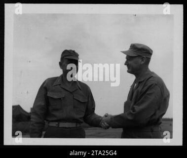 Soldats AMÉRICAINS sécurisant le village de New Life Hamlet au Vietnam, le 1 janvier 1962, pendant la guerre du Vietnam. Les soldats sont vus tenant leurs armes alors qu ' ils patrouillaient dans la zone, assurant ainsi la sécurité et la stabilité du village et de ses habitants. Banque D'Images