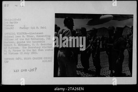 Le lieutenant-colonel Loon H. Utter, commandant du 2e bataillon, 7e Marines, salue l'honorable Robert S. McNamara, secrétaire américain à la Défense lors de sa visite officielle aux forces américaines dans le secteur qui Nhon au Vietnam le 19 juillet 1965. Photographie prise par le Cpl S. Dahl, Département de la Défense Photo (Marine corps), identifiant A181,807 LEF 127 GVB-269. Banque D'Images