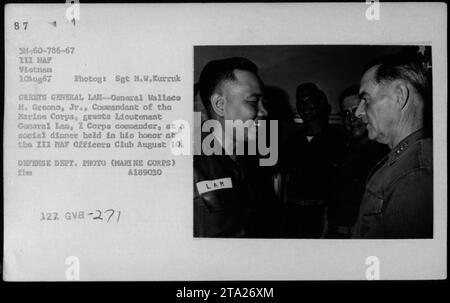 Le commandant du corps des Marines, le général Wallace M. Greone, Jr., accueille le lieutenant-général Lam, commandant du I corps, lors d'un dîner social en son honneur au III MAF Officers Club le 10 août 1967 pendant la guerre du Vietnam. Photographie officielle du sergent M.W. Kurruk, Département de la Défense. Banque D'Images