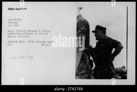 Le secrétaire adjoint à la Marine John Warner, le secrétaire à la Défense Melvin Laird et le Dr Norman Vincent Peale assistent à une cérémonie en janvier 1969. Sont également présents le major-général Raymond G. Davis, commandant général de la 3e Division des Marines, et d'autres militaires. Banque D'Images