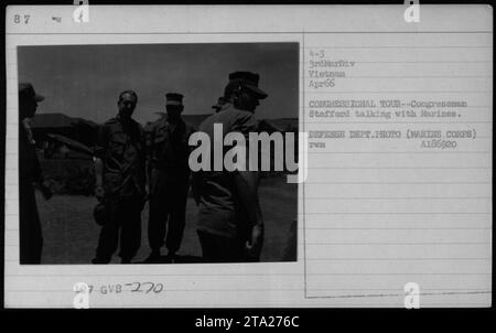 Le membre du Congrès Stafford s'engage dans une conversation avec les Marines lors d'une tournée du Congrès au Vietnam. Cette image illustre la participation d'officiers et de fonctionnaires, dont le président Lyndon Johnson et le col P X Kelley, dans les activités militaires de la guerre du Vietnam. Elle a été prise en avril 1966 dans le cadre de leur visite à la 3e Division des Marines. Banque D'Images