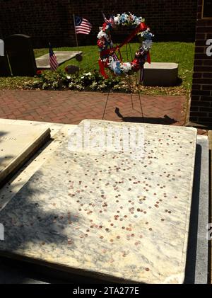 Benjamin et Deborah Franklin graves couvertes en pièces au Christ Church Burial Ground à Philadelphie, PA, USA Banque D'Images