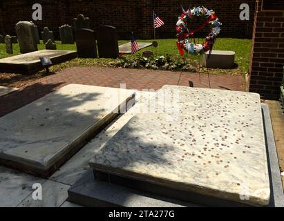 Benjamin et Deborah Franklin graves couvertes en pièces au Christ Church Burial Ground à Philadelphie, PA, USA Banque D'Images