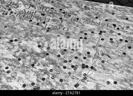 Philadelphie, États-Unis - 29 mai 2018 : tombe de Benjamin Franklin couverte de pièces de monnaie au Christ Church Burial Ground à Philadelphie, PA, États-Unis Banque D'Images