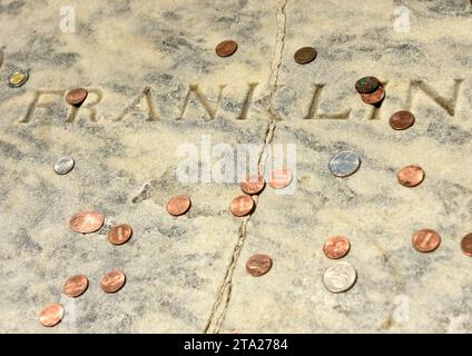 Benjamin Franklin graves couvertes en pièces au Christ Church Burial Ground à Philadelphie, PA, USA Banque D'Images