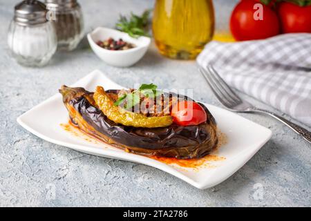 Délicieux plats traditionnels turcs ; plat de viande et d'aubergine, (nom turc ; Karniyarik) Banque D'Images