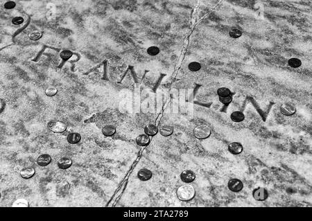 Philadelphie, États-Unis - 29 mai 2018 : tombe de Benjamin Franklin couverte de pièces de monnaie au Christ Church Burial Ground à Philadelphie, PA, États-Unis Banque D'Images