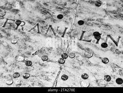 Philadelphie, États-Unis - 29 mai 2018 : tombe de Benjamin Franklin couverte de pièces de monnaie au Christ Church Burial Ground à Philadelphie, PA, États-Unis Banque D'Images