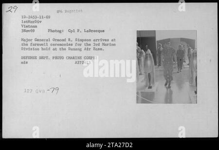 Le major-général Ormond R. Simpson arrive aux cérémonies d'adieu de la 3e division des Marines qui se tiennent à la base aérienne de Danang. Les cérémonies ont été suivies par le secrétaire adjoint à la Marine John Warner, le secrétaire à la Défense Melvin Laird et le Dr Norman Vincent Peale. Date : 3 novembre 1969. Image : DEPT DÉFENSE. PHOTO (MARINE CORPS) MIS A372413 127 GVB-79. Banque D'Images