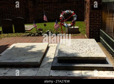 Benjamin et Deborah Franklin graves couvertes en pièces au Christ Church Burial Ground à Philadelphie, PA, USA Banque D'Images