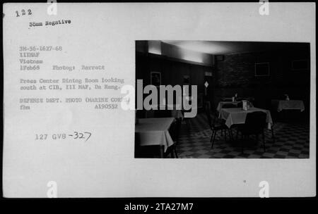 Bâtiments et bunkers de l'USMC et du Vietnam au 11IMAF Vietnam, photographiés le 1 février 1968. L'image montre la salle à manger du Centre de presse regardant vers le sud au CIB, III MAF, Da Nang. Il s'agit d'une photo du département de la Défense prise par le photographe Barrett du corps des Marines. Banque D'Images