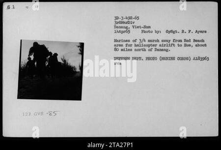 Marines du 3/4 mars loin de la zone de Red Beach pour le transport aérien en hélicoptère à Hue, à environ 80 miles au nord de Danang. Photographie prise le 14 avril 1965 par GySgt. R.F. Ayers. Cette image capture un moment pendant la guerre du Vietnam où les activités militaires américaines avaient lieu. Banque D'Images