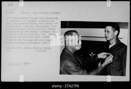 Lance Cpl Frederick R. Englenen, II reçoit le modèle de mention élogieuse de la Marine avec combat wyn de Majcen. Louie B. Robertchew, le commandant général du 1stAl, lors d'une cérémonie à l'installation aérienne de Marble Mountain près de Da Nang le 18 janvier 1967. Englenen a sauvé la vie de deux Marines piégés sous un hélicoptère endommagé le 15 juillet. Banque D'Images