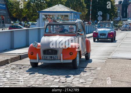 Citroen 2 CV, canard, voiture classique, rallye, Honfleur, Calvados, Côte fleurie, Basse Normandie, Manche, France Banque D'Images