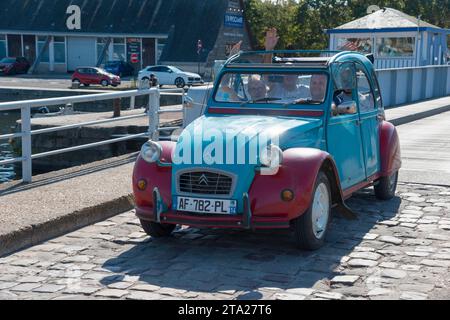 Citroen 2 CV, canard, voiture classique, rallye, Honfleur, Calvados, Côte fleurie, Basse Normandie, Manche, France Banque D'Images