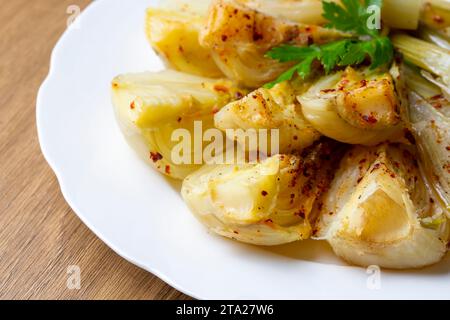 Bulbes de fenouil bio cuits au sel et au poivre. Plat de fenouil à l'huile d'olive. Banque D'Images