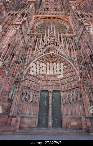 Portail principal avec tympan, depuis la cathédrale notre-Dame de l'UNESCO, vue vers le haut, Cathédrale, Strasbourg, place de la Cathédrale, grande Ile, Strasbourg Banque D'Images