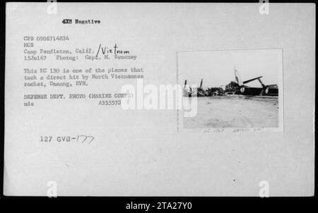 Débris et dégâts causés par une frappe de roquette nord-vietnamienne sur un KC-130. L'incident s'est produit le 15 juillet 1967, à Danang dans la République du Vietnam. Le KC-130, vu sur la photo, a subi un coup direct entraînant de graves dommages. L'image a été prise par le capitaine M. Sweeney au camp MCB Pendleton en Californie. Banque D'Images