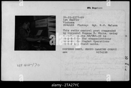 Le caporal Eugene N. White du corps des Marines exploite une radio à distance AN/GRA-39 au poste central de radio au Vietnam le 25 octobre 1969. Ce poste, commandé par le caporal White, facilite la communication entre le Centre des opérations de combat et les unités de campagne du 7th Marines. Photographie du sergent R.W. Nelson, ministère de la Défense. A374336. Banque D'Images