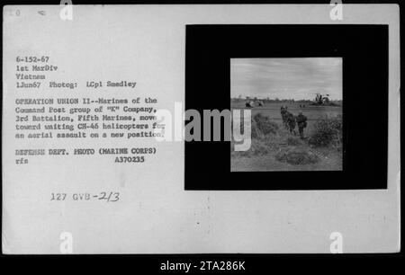 Les Marines de la 1e Division des Marines se préparent pour un assaut aérien lors de l'opération UNION le 1 juin 1967. Sur cette photographie prise par le Lcpl Smedley, des membres du groupe du poste de commandement de la compagnie 'K', 3e Bataillon, 5e Marines, peuvent être vus se dirigeant vers des hélicoptères CH-46 dans la zone de guerre du Vietnam.' Banque D'Images