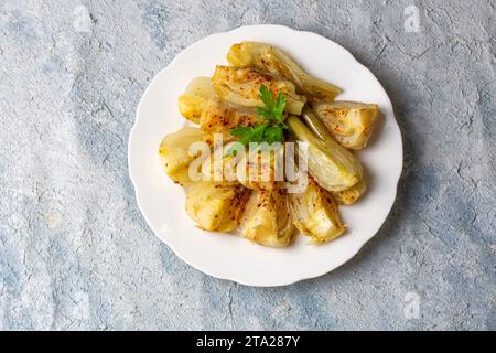 Bulbes de fenouil bio cuits au sel et au poivre. Plat de fenouil à l'huile d'olive. Banque D'Images