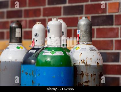 Bouteilles industrielles en acier avec gaz inerte, chantier de construction, Berlin, Allemagne Banque D'Images