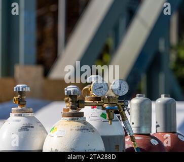 Bouteilles industrielles en acier avec gaz inerte, chantier de construction, Berlin, Allemagne Banque D'Images