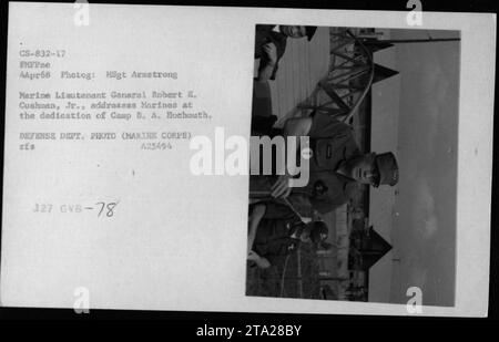 Le lieutenant général de marine Robert E. Cushman Jr. Parle aux Marines lors de la dédicace du camp B. A. Hochmuth le 4 avril 1968. Cette photo capture un moment de la cérémonie, montrant la forte présence militaire et l'attention accordée à l'honneur du nouveau camp. Banque D'Images