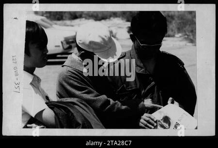 Pendant la guerre du Vietnam, des personnalités bien connues telles que Claudia Cardinale, Nguyen CAO Ky, Rosemary Clooney et Betty Ford ont rendu visite à des réfugiés vietnamiens aux États-Unis le 12 mai 1975. L'image capture le moment où ils s'engagent avec les réfugiés. Banque D'Images