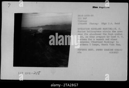 Les hélicoptères du corps des Marines participent à l'opération Scotland Nanking près de la base de combat abandonnée de Khe Sanh au Sud-Vietnam. Les hélicoptères encerclent la zone avant de débarquer des Marines pour une opération de recherche et de dégagement dans le nord du I corps. Cette photo a été prise le 17 octobre 1968 par le Sgt J.A. Reid. » Banque D'Images