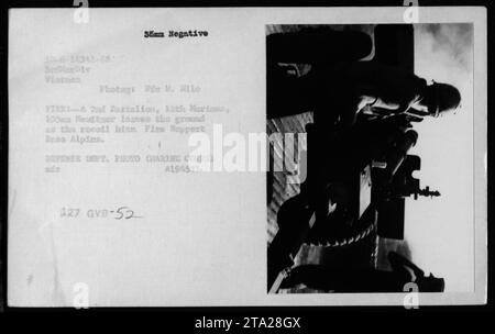 L'artillerie de la 3e Division des Marines tire un obusier de 105 mm sur la base d'appui-feu Alpins au Vietnam, 1968. Le recul soulève le canon tandis que les Marines actionnent la pièce. Photo de EE H. Milo. Banque D'Images