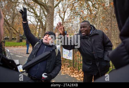 Deux hommes au Speaker's Corner à Hyde Park, Londres, Royaume-Uni, crient et argumentent aussi fort que possible qu'ils expriment leurs opinions sur la religion. Banque D'Images