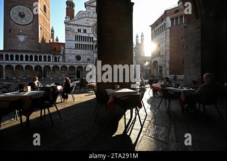 Café-terrasse sur la Piazza del Comune, Crémone, Lombardie, Italie Banque D'Images