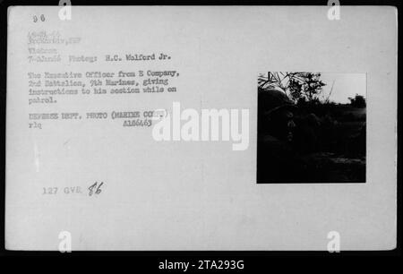 L'officier exécutif du corps des Marines AMÉRICAIN H.C. Wolford Jr. donne des instructions à sa section lors d'une patrouille au Vietnam le 7 janvier 1966. Banque D'Images