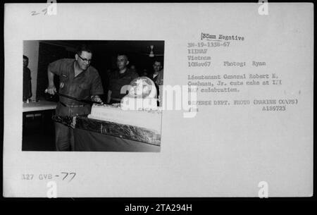 Le lieutenant-général Robert E. Cushman Jr. Est vu couper un gâteau lors de la célébration de la I HAF (Internal Hanoi Air Force) en novembre 1967. Cette photographie capture un moment cérémoniel pendant la guerre du Vietnam, mettant en valeur les activités militaires et l'implication de hauts fonctionnaires tels que Hubert Humphrey. Banque D'Images