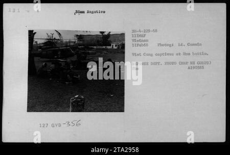 Image capturant des suspects et des prisonniers Viet Cong pendant la guerre du Vietnam le 11 février 1968. Cette photographie a été prise par le lieutenant Cummin, photographe pour le département de la Défense. Il représente le Viet Cong capturé lors de la bataille de Hué, mettant en évidence les activités militaires pendant le conflit. Banque D'Images