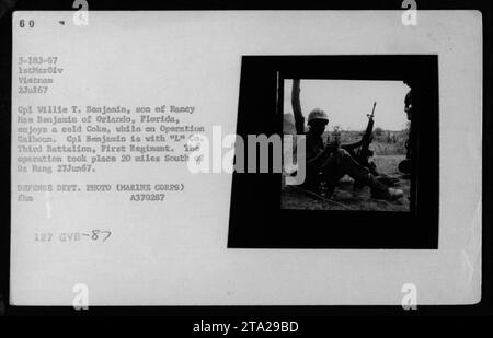 Le Cpl Willie T. Benjamin prend un Coca froid pendant l’opération Calhoun, le 2 juillet 1967. Il est avec 'l' Co. Troisième bataillon, premier régiment, faisant partie du 1stMarDiv déployé au Vietnam. L'opération a été menée à 20 miles au sud de Da Nang à partir du 27 juin 1967. La photo est un ministère de la Défense. Photo (Marine corps) étiquetée A370287. Banque D'Images