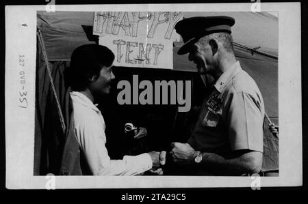 Un groupe de réfugiés vietnamiens dans un refuge aux États-Unis. L'actrice italienne Claudia Cardinale, l'ancien vice-président sud-vietnamien Nguyen CAO Ky, la chanteuse Rosemary Clooney et l'ancienne première dame Betty Ford en visite. La visite a eu lieu le 4 juin 1975, avec la photographie capturée et étiquetée HM 1831 F 127 GVB-351. Banque D'Images