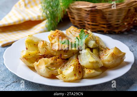Bulbes de fenouil bio cuits au sel et au poivre. Plat de fenouil à l'huile d'olive. Banque D'Images