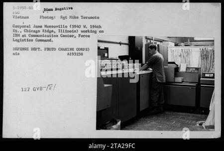 Le caporal Jeme Morsovillo, de Chicago Ridge, Illinois, est vu sur cette photographie travaillant sur un IBM au Centre de communication du Commandement logistique de la Force au Vietnam. Cette image est tirée d'un négatif de 35 mm pris par le sergent Mike Teramoto en mai 1994 dans le cadre des activités militaires américaines au Vietnam. Banque D'Images