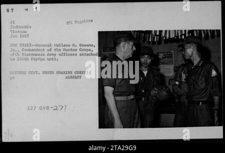 Le général Wallace M. Greene, Jr., commandant du corps des Marines, visite la 244e unité PsyOps au Vietnam. Cette photo montre le général Greene avec des officiers de l'armée vietnamienne attachés à l'unité PsyOps, en janvier 1967. La photo a été prise par le ministère de la Défense et fait partie des archives du corps des Marines.' Banque D'Images