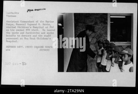 Le général Raymond G. Davis, commandant adjoint du corps des Marines, visite l'hôpital pour enfants du FLC lors de sa visite au Vietnam en 1970. Il a visité les salles et les installations de l'hôpital et a parlé brièvement aux médecins et au personnel du Hoa Kanh Children's Hospital. Photo reproduite avec l'aimable autorisation du ministère de la Défense. (US Marine corps), A373855. Banque D'Images