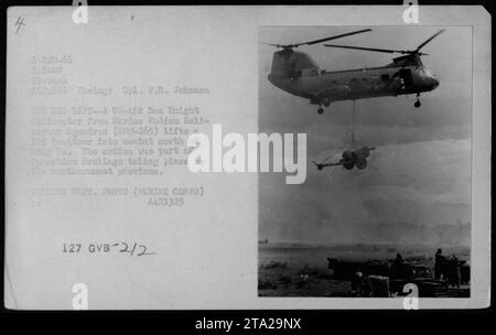 L'hélicoptère CH-46a Sea Knight du Marine Medium Helicopter Squadron (-265) soulève un obusier de 105 au nord de Dong Ha lors de l'opération Hastings le 19 juillet 1966. La photographie capture un moment des intenses activités militaires de la guerre du Vietnam. Crédit photo : P.B. Johnson, Marine corps.' Banque D'Images