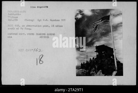 Poste d'observation Hill 425, situé à 15 km au sud de Da Nang, photographié le 10 juillet 1970, pendant la guerre du Vietnam. L'image montre une base de combat avec du personnel militaire et des structures. La photo a été prise par le sergent Cell. Gardner III et est crédité sur la photo du Département de la Défense (corps des Marines). Banque D'Images