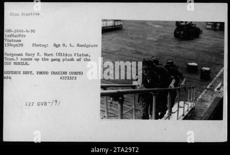 Le sergent Gary E. Hunt d'Ellico Plains, Tennessee, est vu écorcer de l'USS MOBILE le 13 septembre 1970. La photographie a été prise par le sergent O. L. Snodgrass et fait partie de la collection de négatifs 35mm AMD-2444-4-70 IstMarDiv Vietnam. C'est une photo officielle du corps des Marines du ministère de la Défense. Banque D'Images