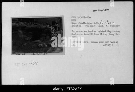 Le 3 septembre 1967, le capitaine M. Sweeney a photographié l'entrée d'un bunker derrière des cabanes de démolition d'explosifs à Dong Ha, capturant les activités de la base de combat pendant la guerre du Vietnam. Banque D'Images