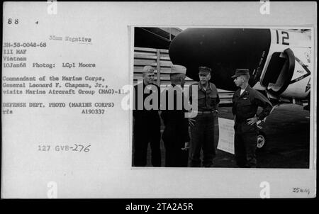 Le général Leonard F. Chapman, Jr., commandant du corps des Marines, rend visite au Marine Aircraft Group (MAG)-11 pendant la guerre du Vietnam. La photographie capture des officiers et des fonctionnaires, y compris le général Chapman. Prise le 10 janvier 1968, il s'agit d'une image négative de 35 mm. Le crédit photo va au Lcpl Moore. Ce cliché particulier a été catalogué comme 88 3H-58-0048-68 III MAF 35mm négatif Vietnam 10Jan68. Banque D'Images